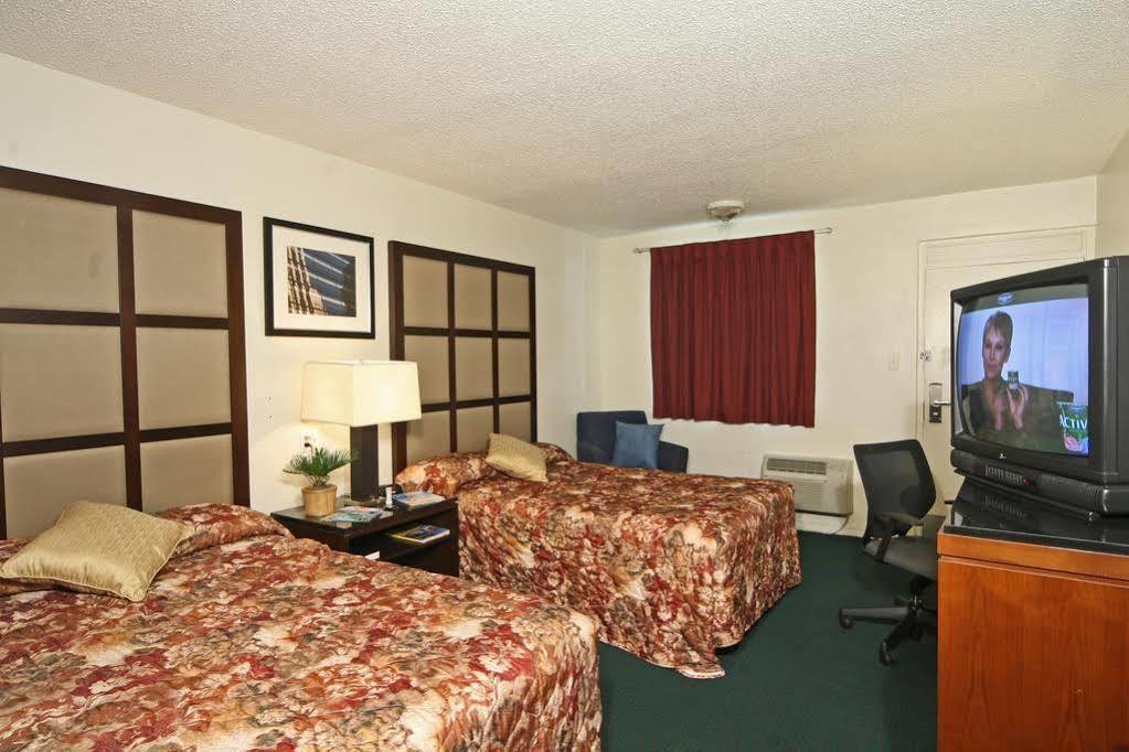 Super 8 By Wyndham Lake City Dış mekan fotoğraf