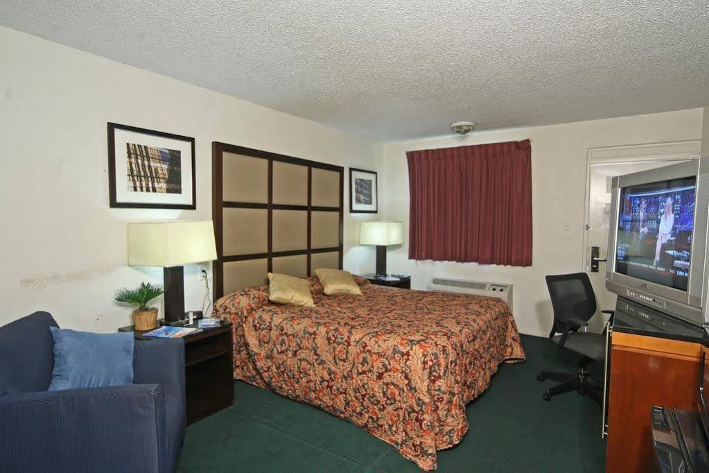 Super 8 By Wyndham Lake City Dış mekan fotoğraf